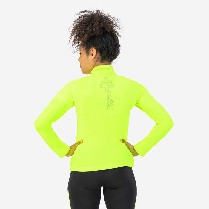 Rogelli Core hardloopjack dames fluor gedragen achterkant.