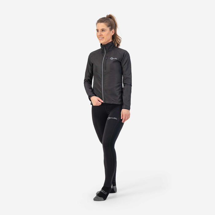 Rogelli Core hardloopjack dames zwart gedragen totaalshot.