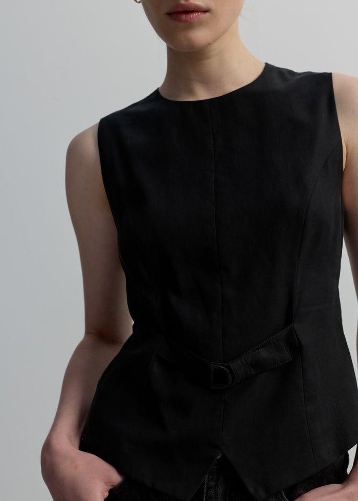 BELTED SLEEVELESS BLOUSE