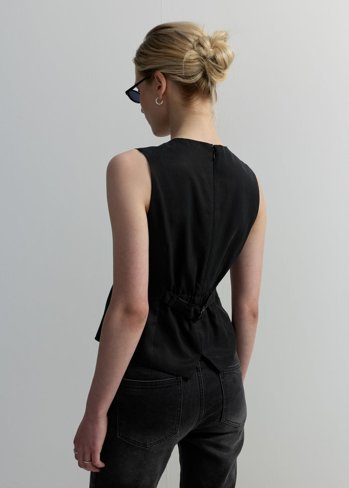 BELTED SLEEVELESS BLOUSE