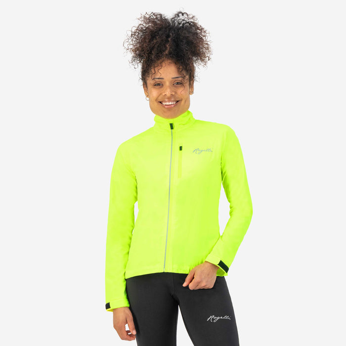 Rogelli Core hardloopjack dames fluor gedragen voorkant.