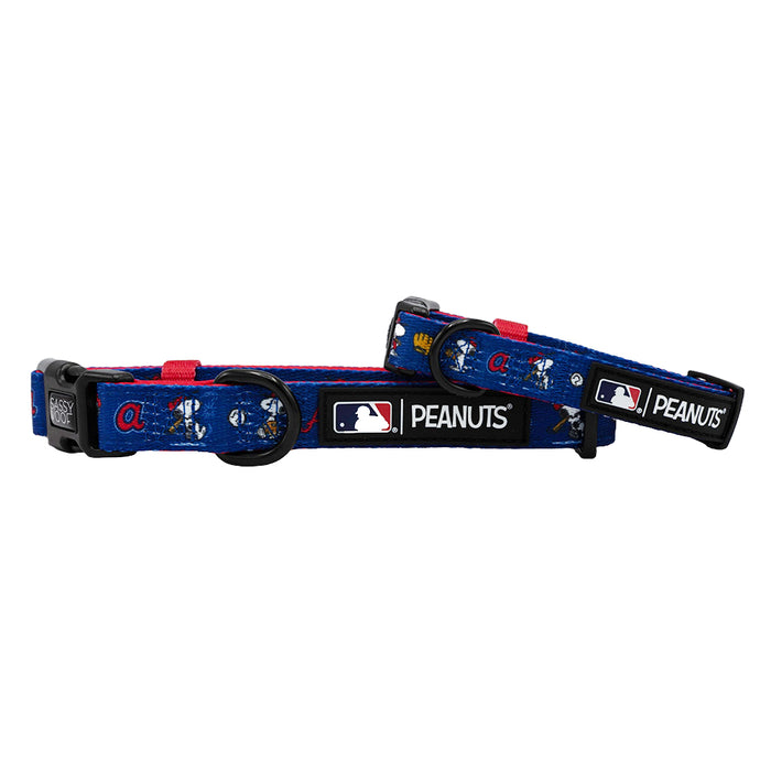 The Sassy Woof Dog Collar - MLB™ x Peanuts™ Atlanta Braves™ features blue fabric with red accents, Braves logos, and playful Snoopy images plus sturdy black plastic buckles and metal rings—ideal for fun-loving fans and their pups.
