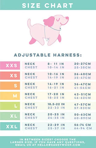 A size chart for Sassy Woof’s Dog Two Piece Bundle – MLB™ x Peanuts™ Atlanta Braves™, featuring a pink dog illustration. Includes neck and chest measurements (inches/cm) for sizes XXS-XXL—perfect for Snoopy harness fans.