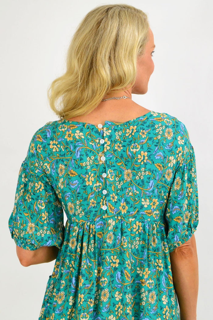 Emerald green puff sleeve tunic dress by Indigo Designs, featuring a relaxed fit and stylish puffed sleeves, shown on a model.