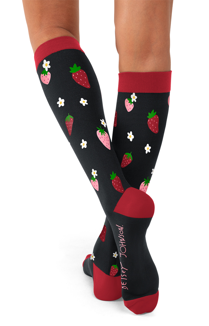 Paquete 2 Calcetas Compresión Mujer Koi Betsey Johnson Mod. Berry Happy