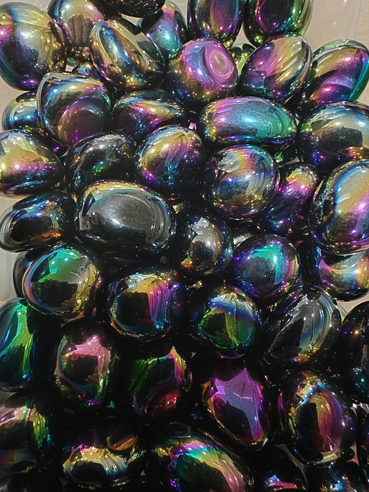 Iridescent tumblestones with multicolor reflections