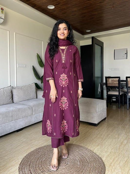 Sirah Embroidered Crushed Dupatta Set- Wine