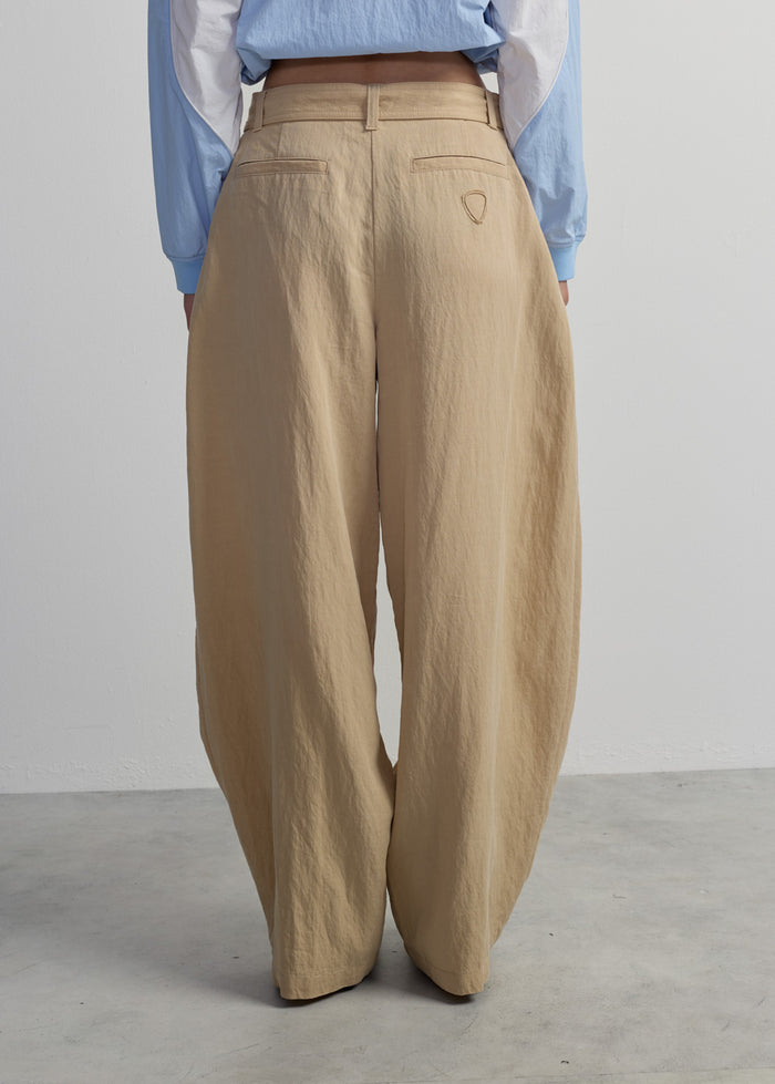 WIDE-LEG BELTED BEIGE PANTS